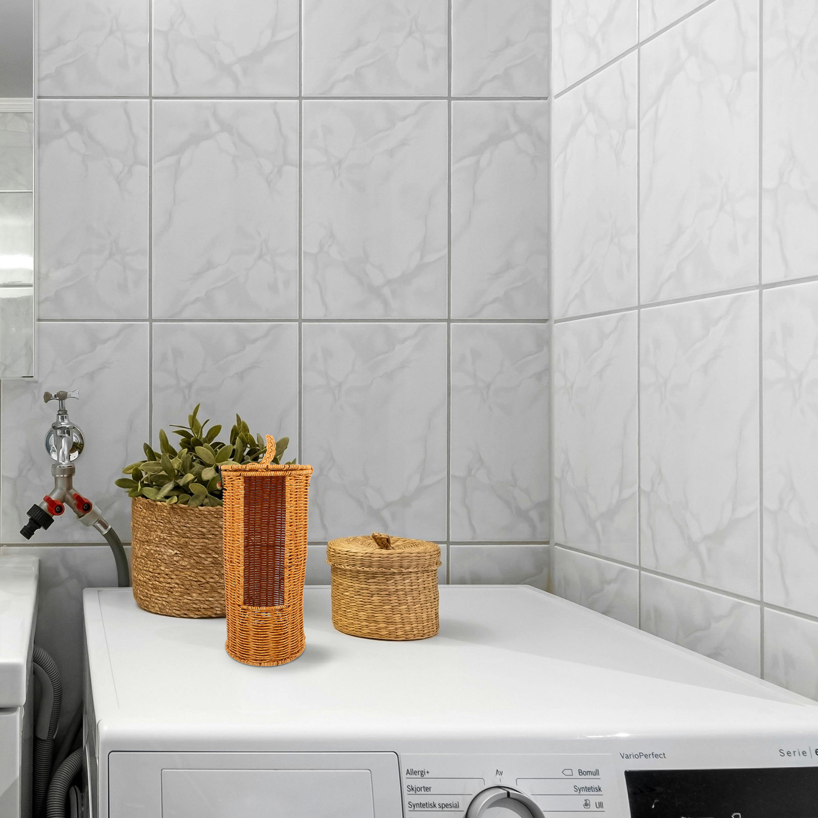 Toilet Paper Holder - ตะกร้าเก็บกระดาษชำระทรงกลม กล่องตกแต่งพลาสติกลายหวาย ที่ใส่กระดาษทิชชูแบบทรงกระบอก ประหยัดพื้นที่ พร้อมฝาปิดสำหรับจัดเก็บผ้าเช็ดตัวในห้องน้ำ